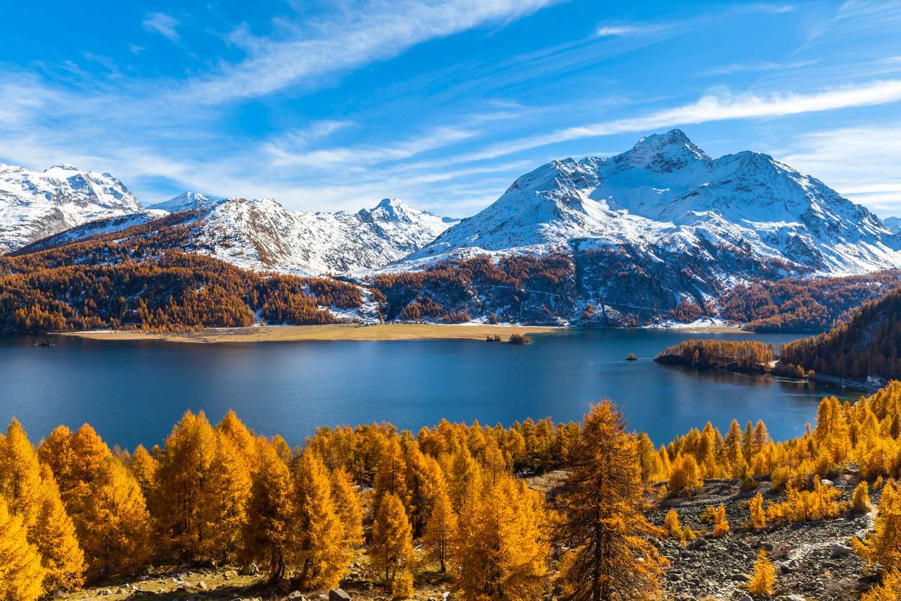 Vue panoramique sur le lac de Sils et les alpes suisses puzzle en ligne