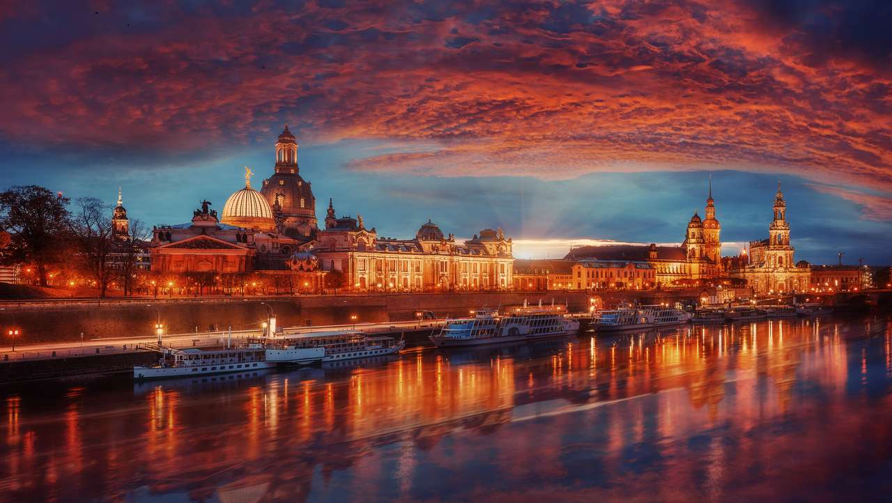 apus de soare colorat în Dresda cu cer dramatic puzzle online
