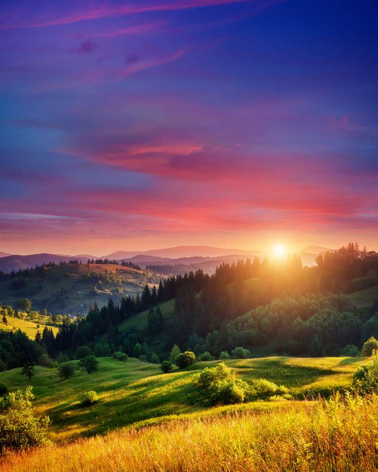 Όμορφοι πράσινοι λόφοι που λάμπουν από το ζεστό φως του ήλιου παζλ online