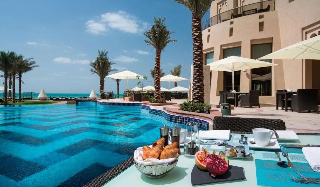 Hotel com piscina, mar em Ajman puzzle online