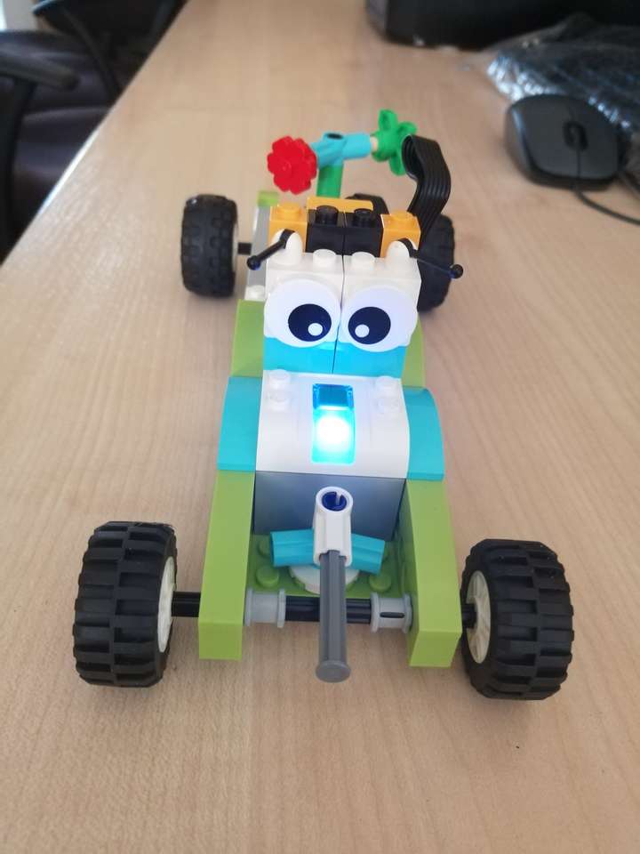 Roboter - ein Spielzeugauto Puzzlespiel online