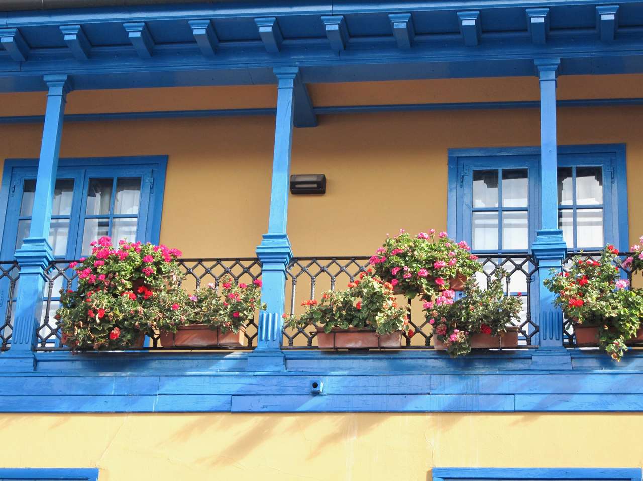 Blumiger Balkon in Oviedo Online-Puzzle