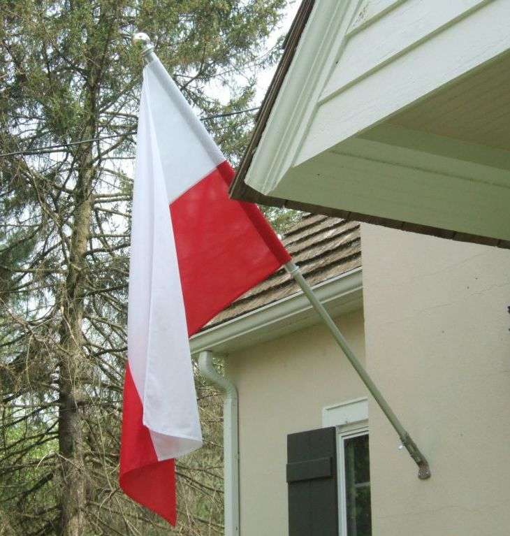 Πολωνική σημαία στο κτίριο online παζλ