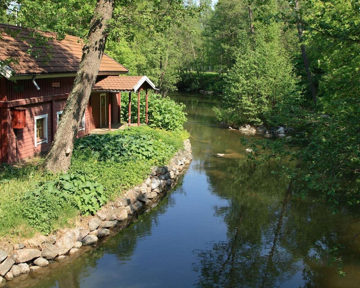 Hus vid floden i skogen Pussel online