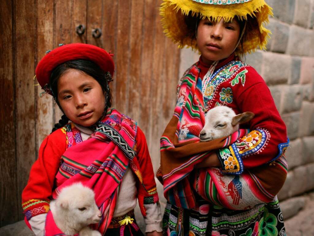 Niños sosteniendo corderos, Perú rompecabezas en línea