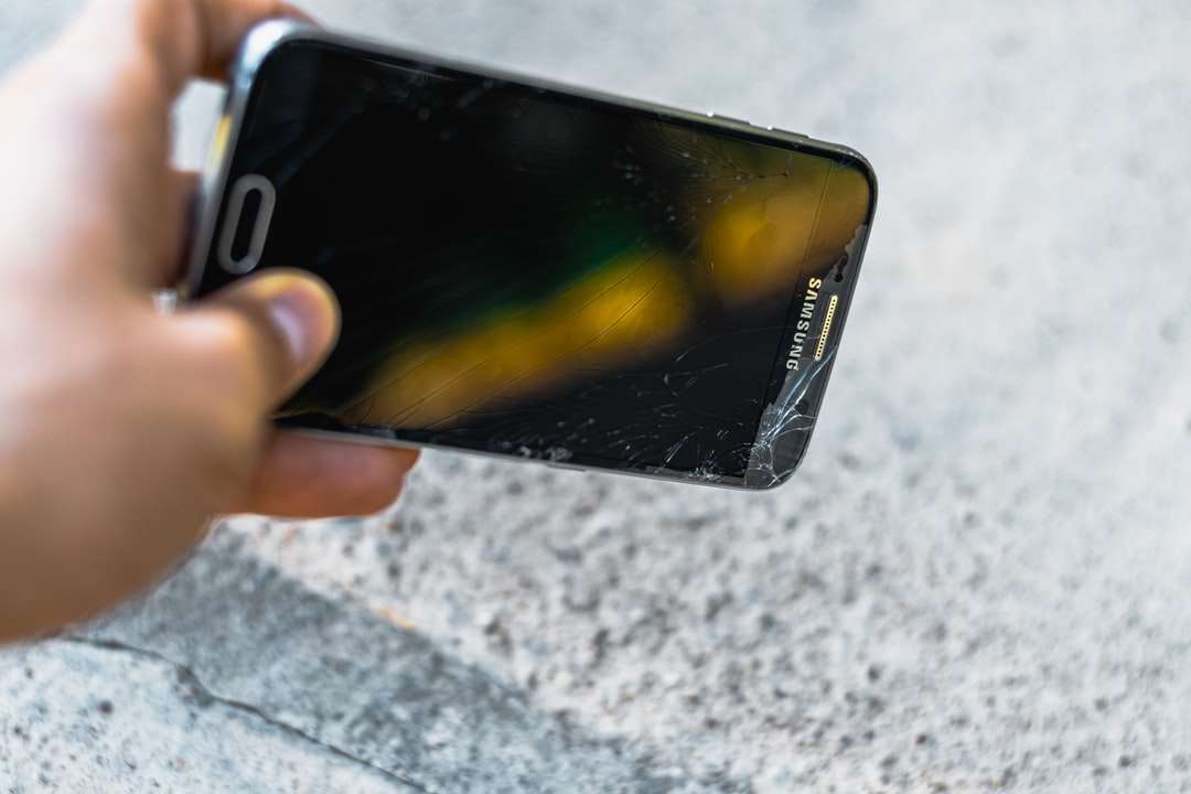 Person hält schwarz Samsung Android Smartphone Puzzlespiel online