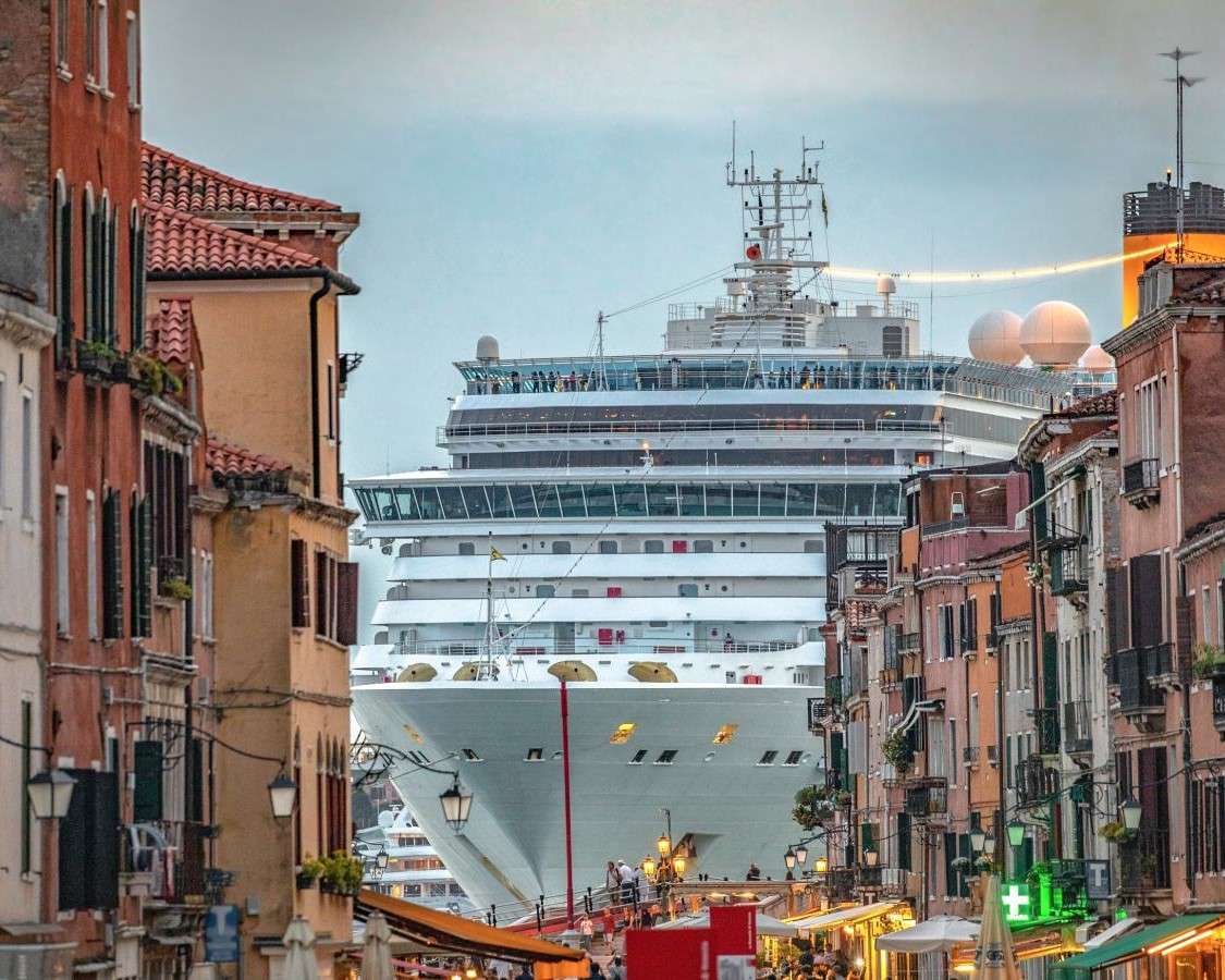 Круизный лайнер у берегов Венеции пазл онлайн
