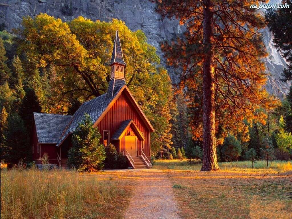 Дървена църква в планината през есента онлайн пъзел
