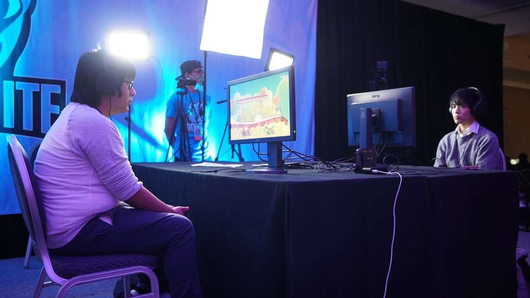 két férfi játszik videojátékkal kirakós online