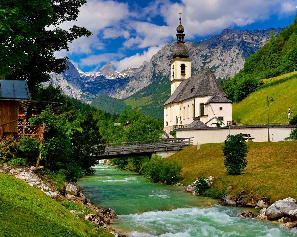 Kirche an einem Fluss in den Alpen Online-Puzzle