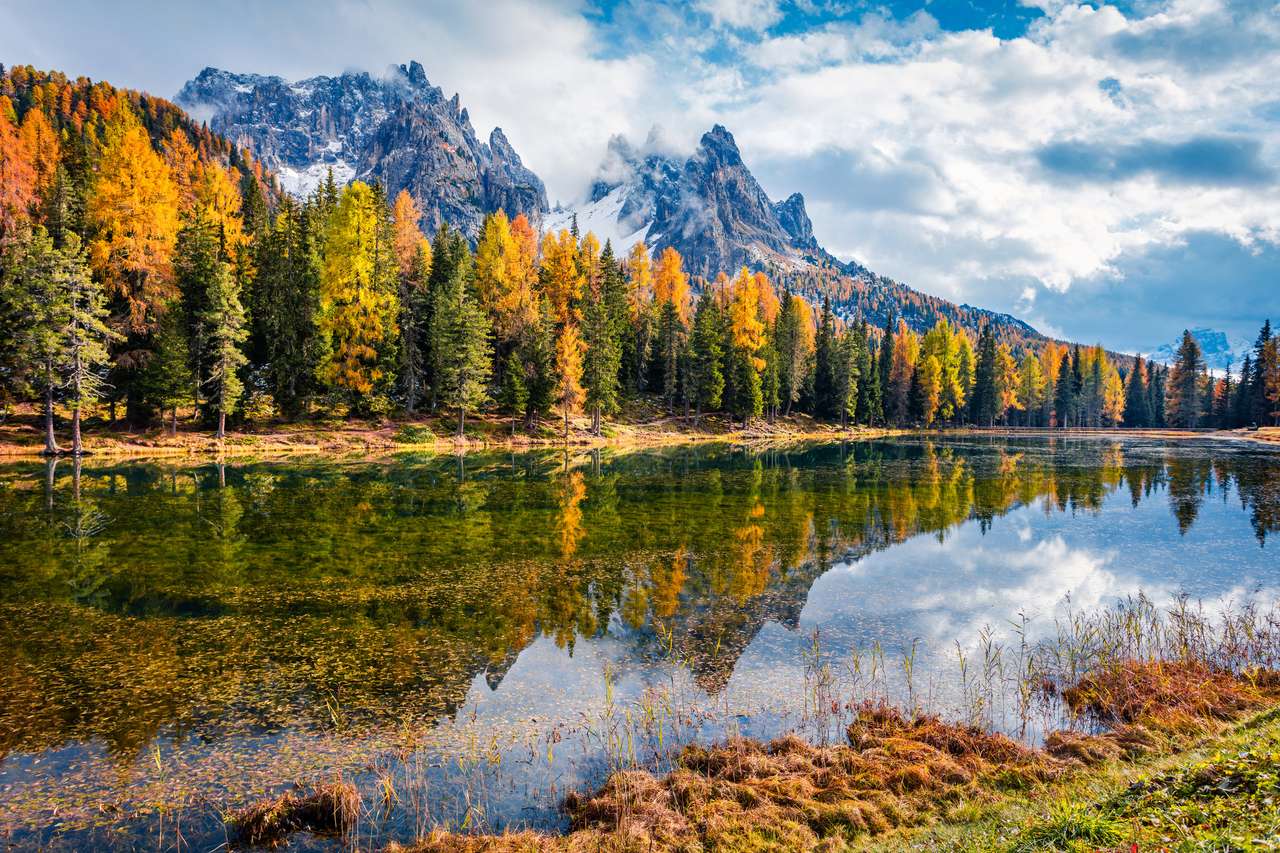 Фантастичний осінній пейзаж озера Анторно онлайн пазл