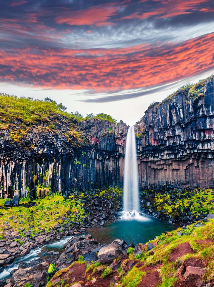 Svartifoss (svart fall) vattenfall Pussel online
