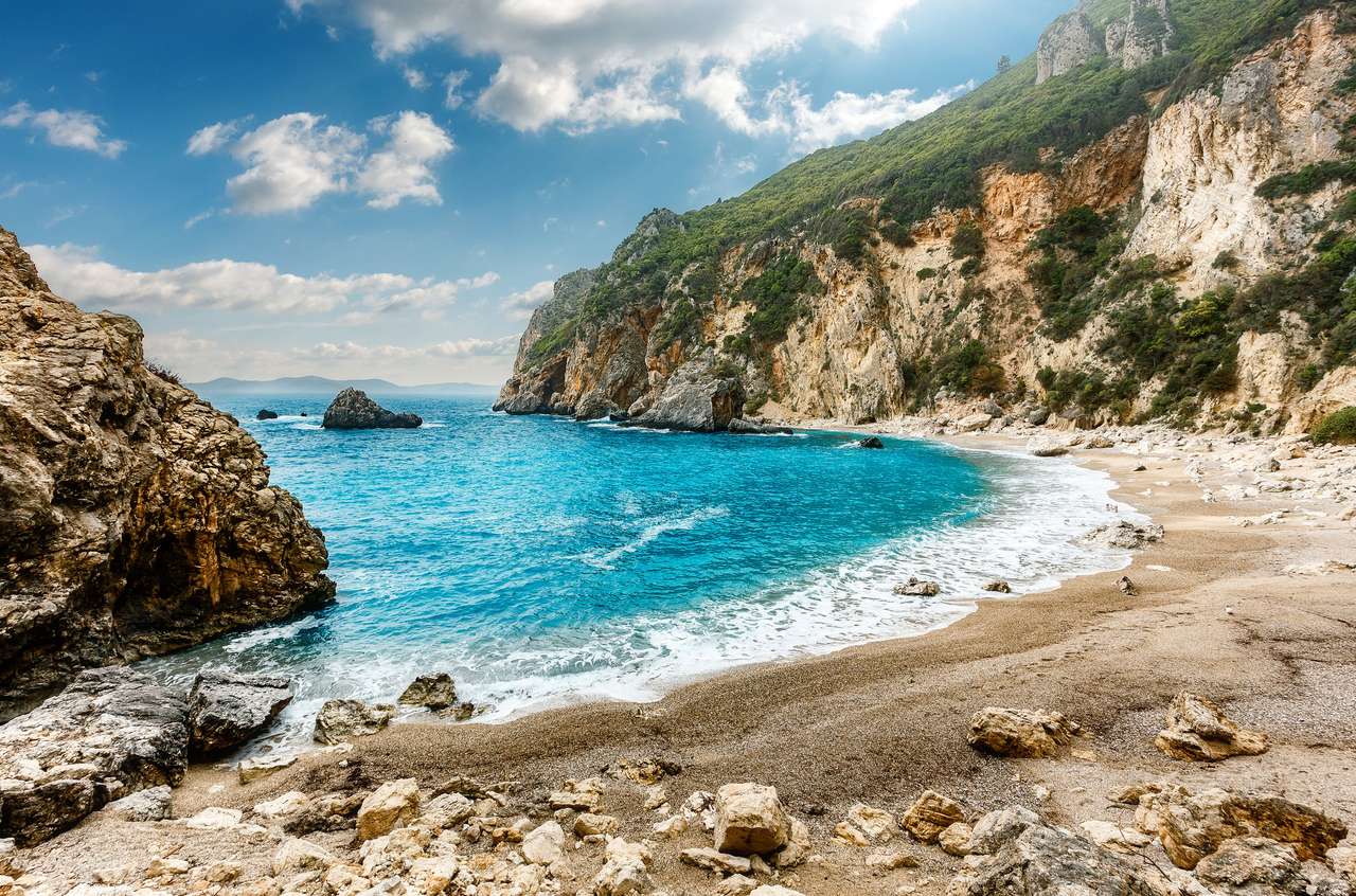 playa del mar en la isla de Kerkyra rompecabezas en línea