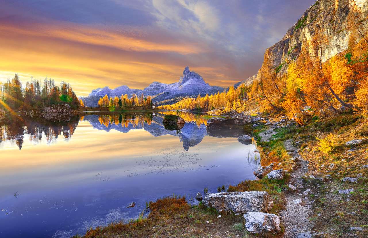 Prachtig herfstgezicht met kleurenhemel online puzzel