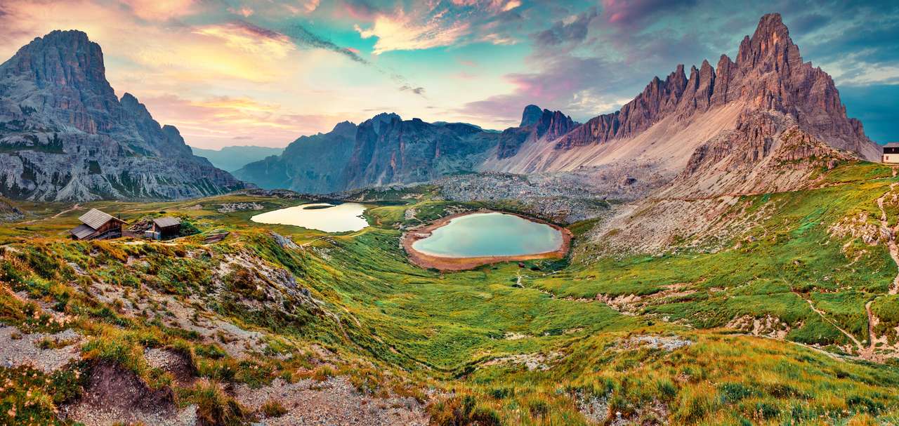 Kleurrijke zomerzonsopgang in rotsachtige bergvallei legpuzzel online