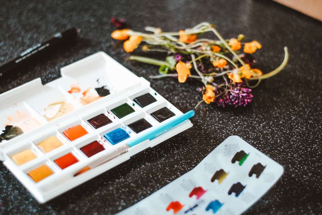 festék paletta szárított virágokkal kirakós online