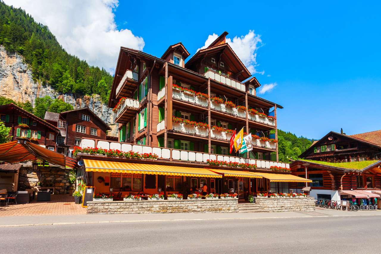 Traditionele huizen in Lauterbrunnen, Zwitserland legpuzzel online