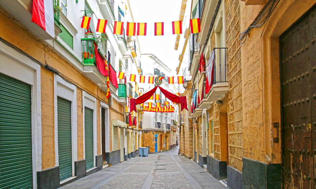 Smalle straat in de oude binnenstad van Cadiz legpuzzel online
