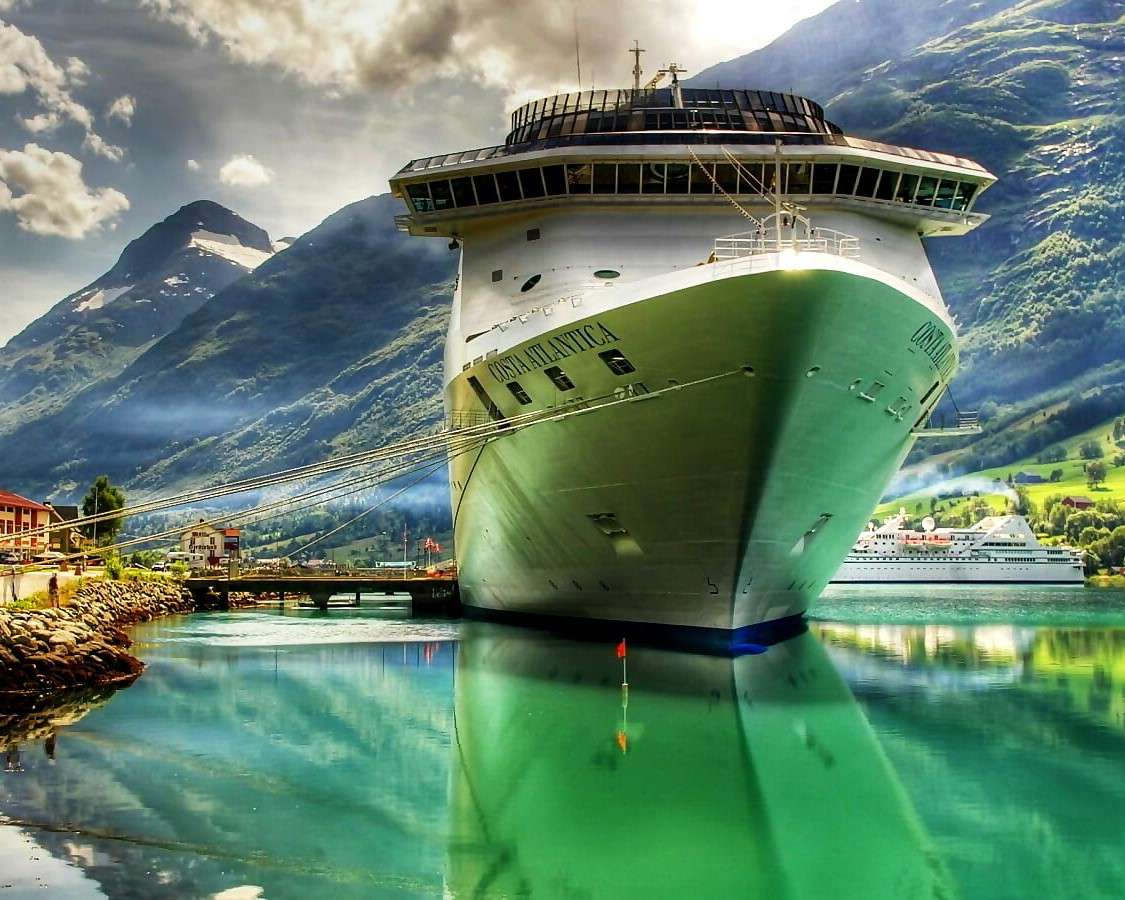 Cruiseschip in de bergen legpuzzel online