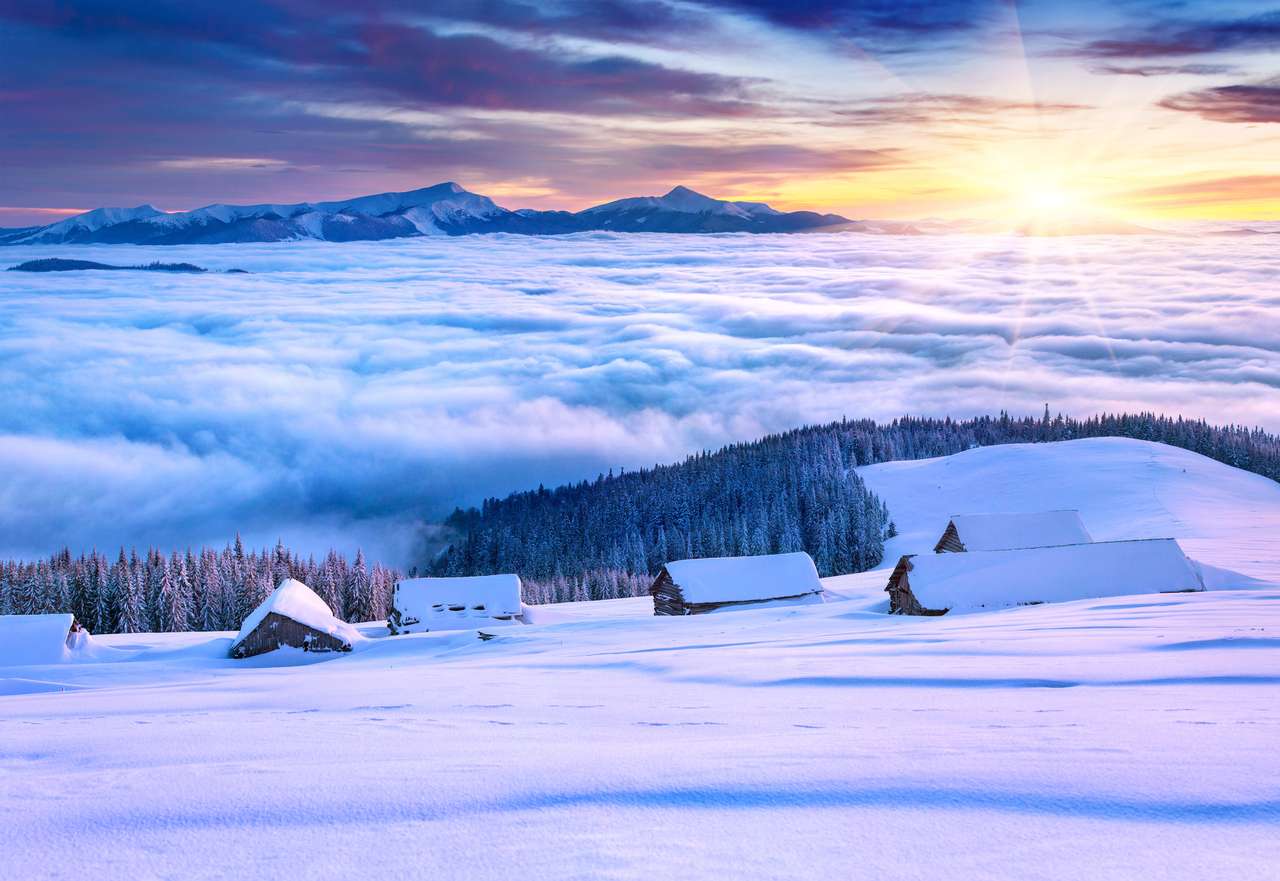 Pueblo de montaña cubierto de nieve y nubes rompecabezas en línea