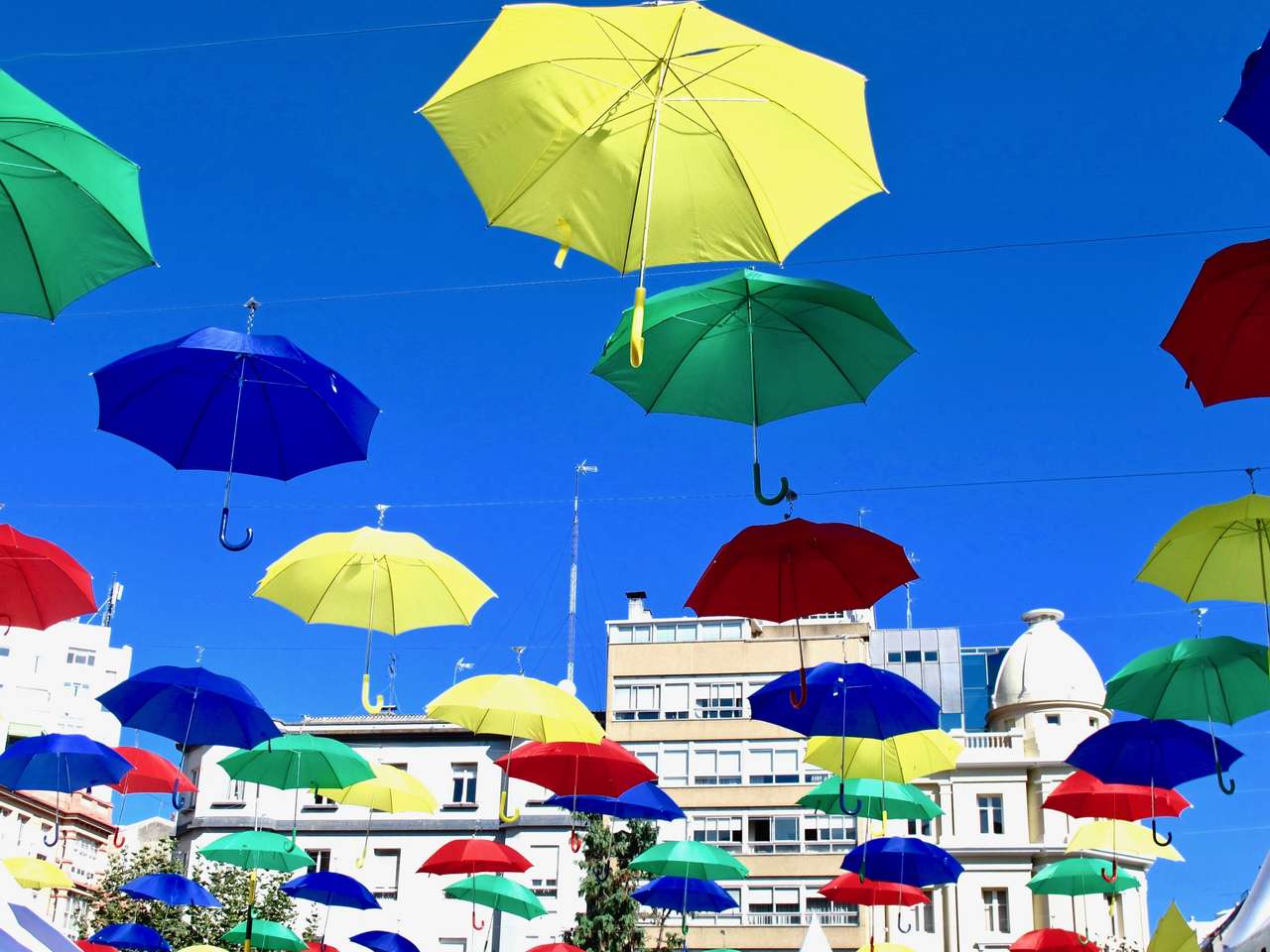 Regenschirm im Wind Online-Puzzle