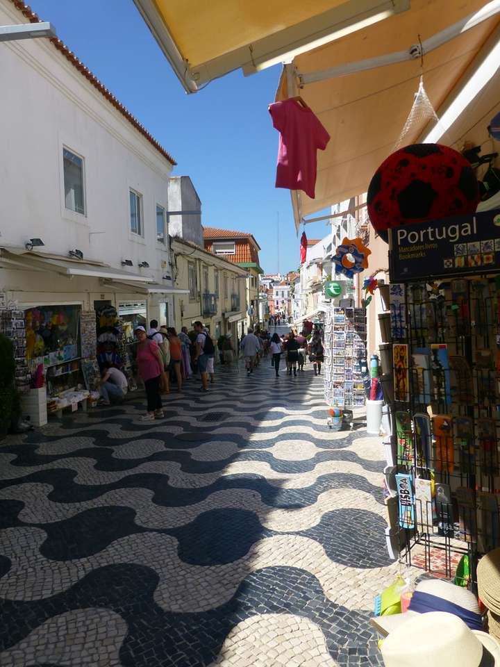 улица в маленьком городке, Португалия пазл онлайн