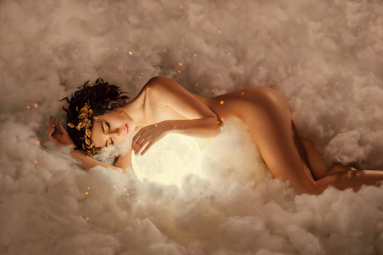 zeița nopții și a zilei doarme în nori puzzle online