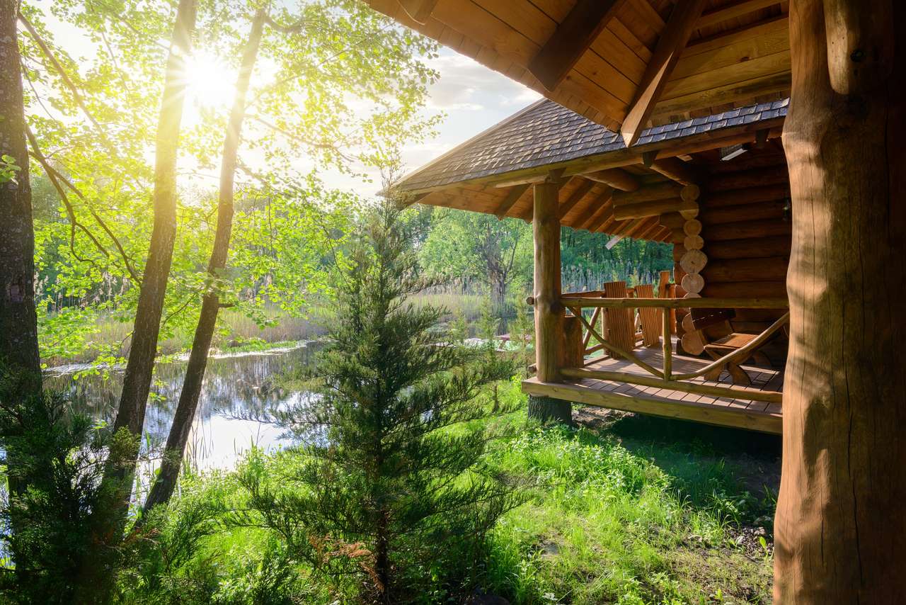 Дерев'яний будинок і річка онлайн пазл