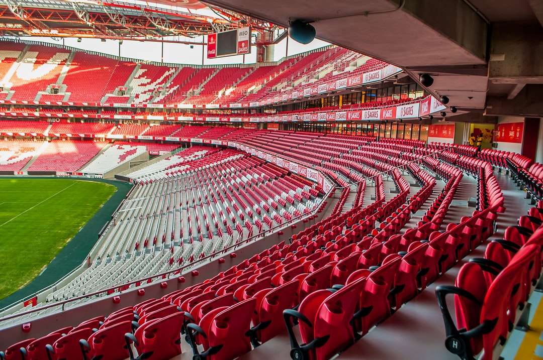 bílá a červená fotografie stadionu ve dne skládačky online