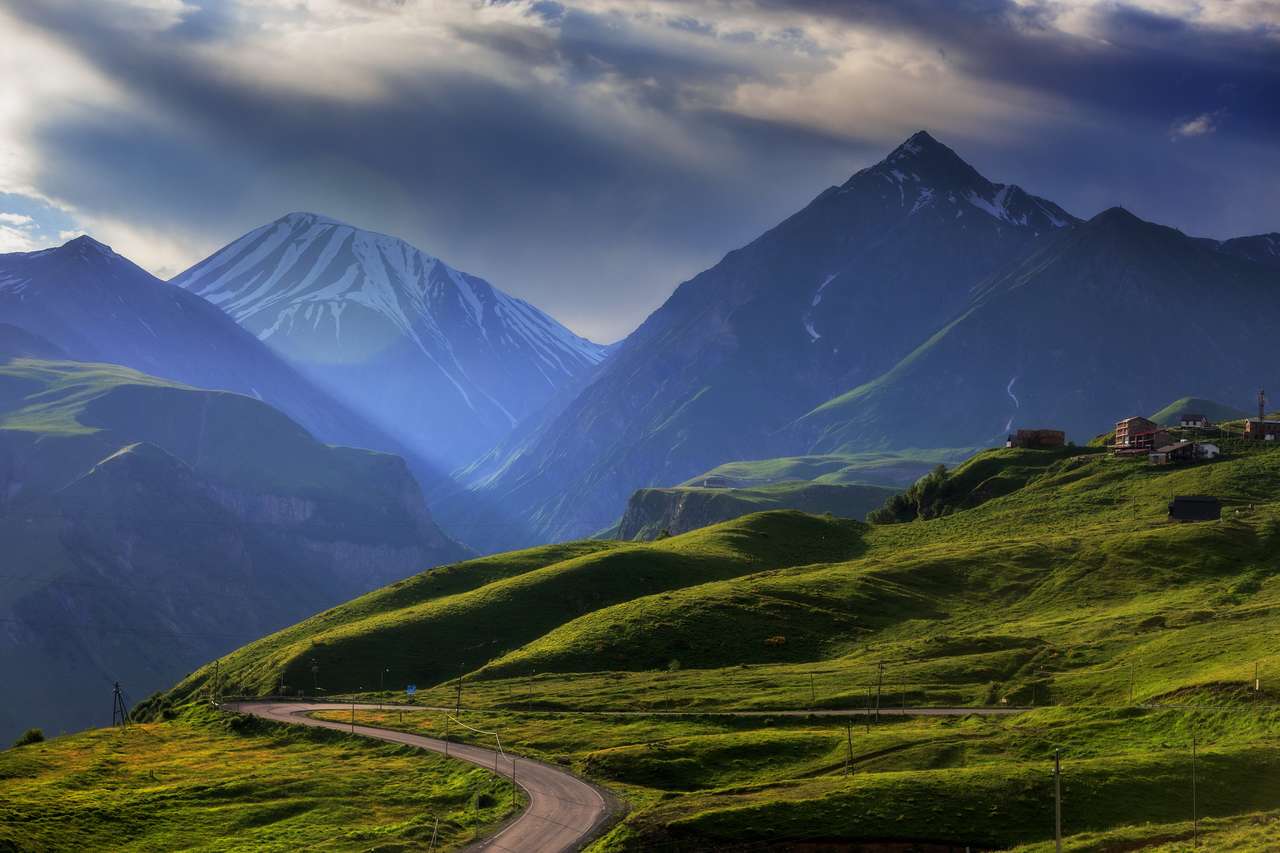 Планински пейзаж по време на залез, с лъчите на слънцето. онлайн пъзел