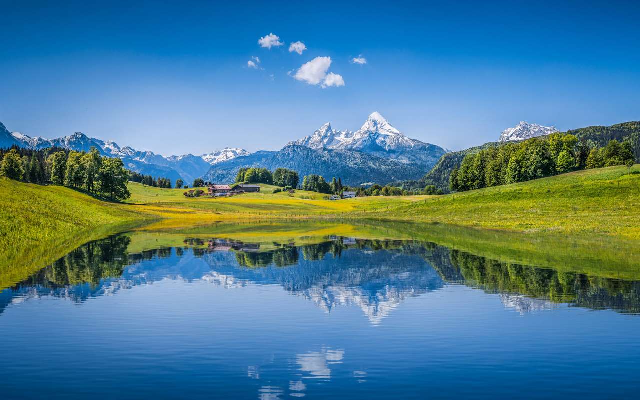 Alpy s průzračným horským jezerem online puzzle