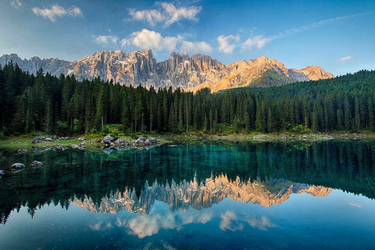 Lago com paisagem de floresta montanhosa, Lago di Carezza quebra-cabeças online