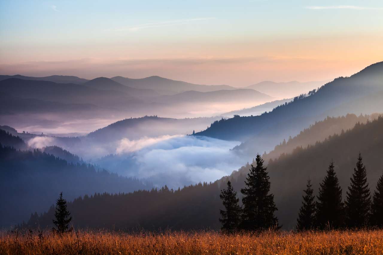 Paisagem de vale montanhoso com nevoeiro e nuvens, Ucrânia quebra-cabeças online