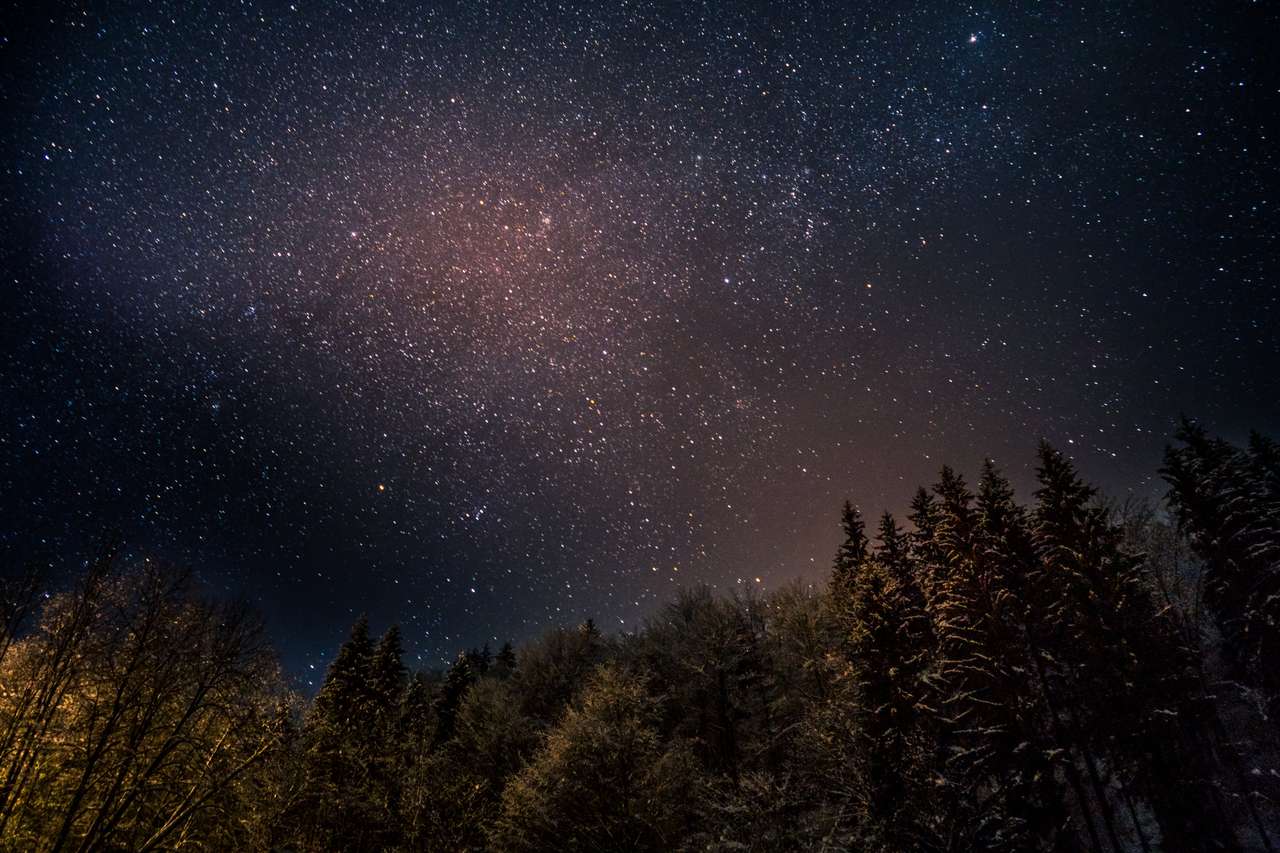 Ночное небо со множеством сияющих звезд пазл онлайн