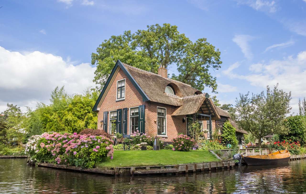 Huis en tuin aan het centrale kanaal van Giethoorn, Holland online puzzel