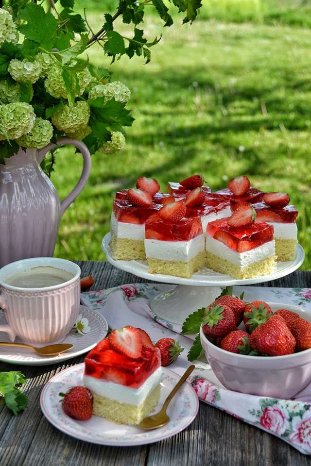 Cake with jelly and strawberries online puzzle