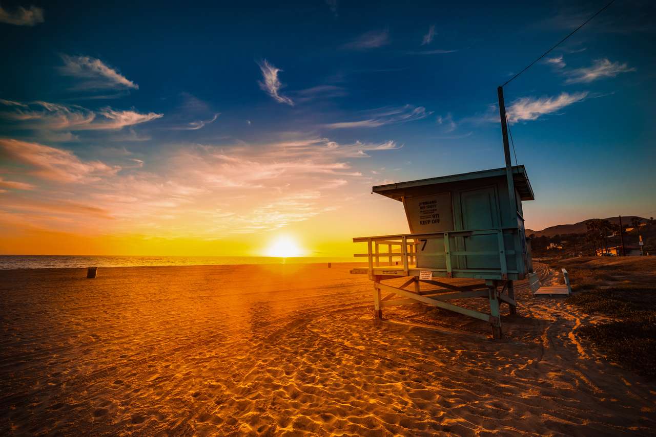 Badmeesterhut op het strand van Malibu bij zonsondergang legpuzzel online
