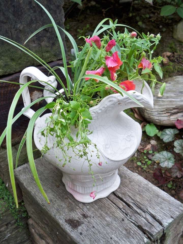 Květiny v bílém dekorativním džbánu skládačky online