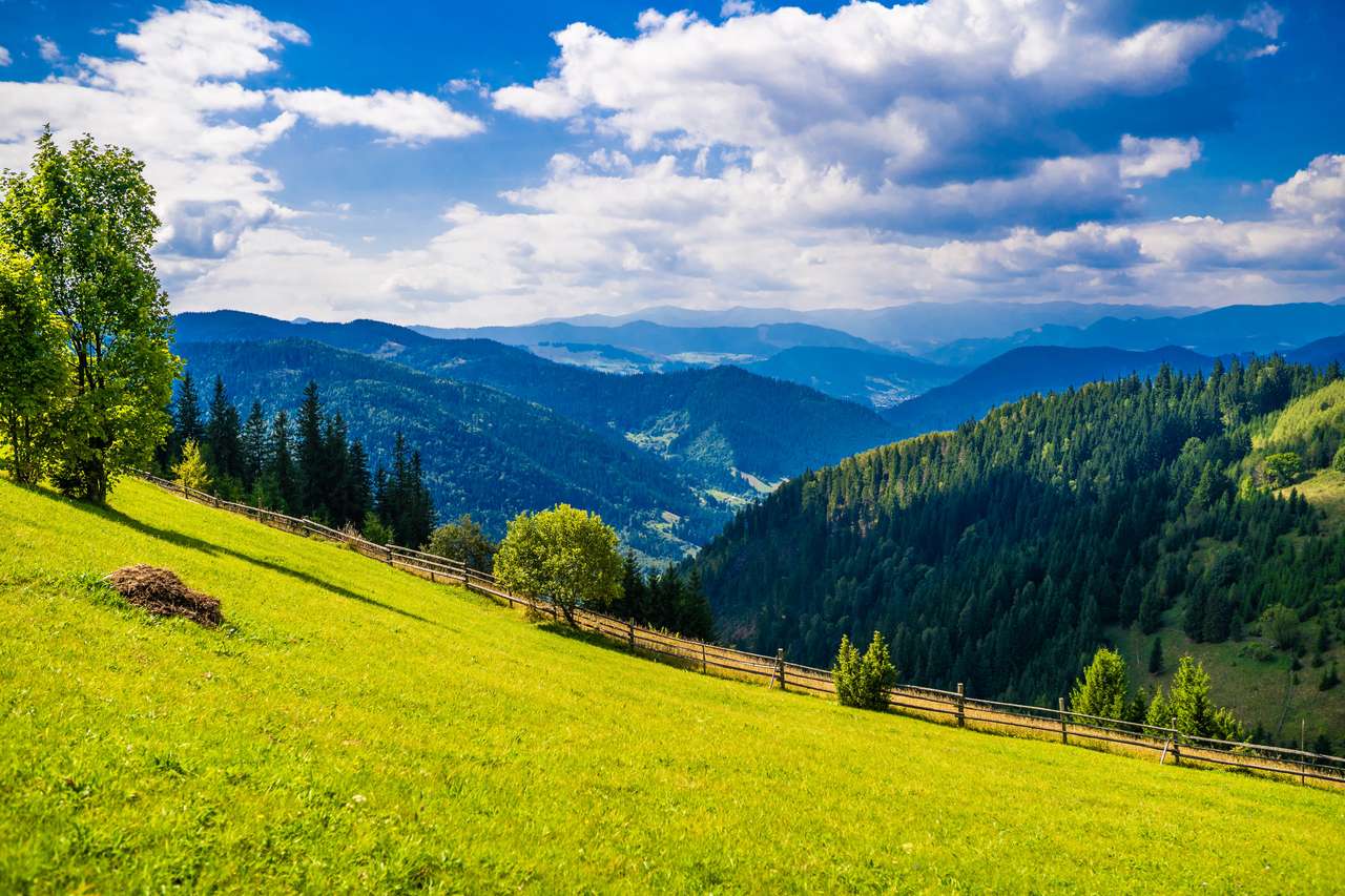 Um quebra-cabeça com um pôr do sol e montanhas ao fundo