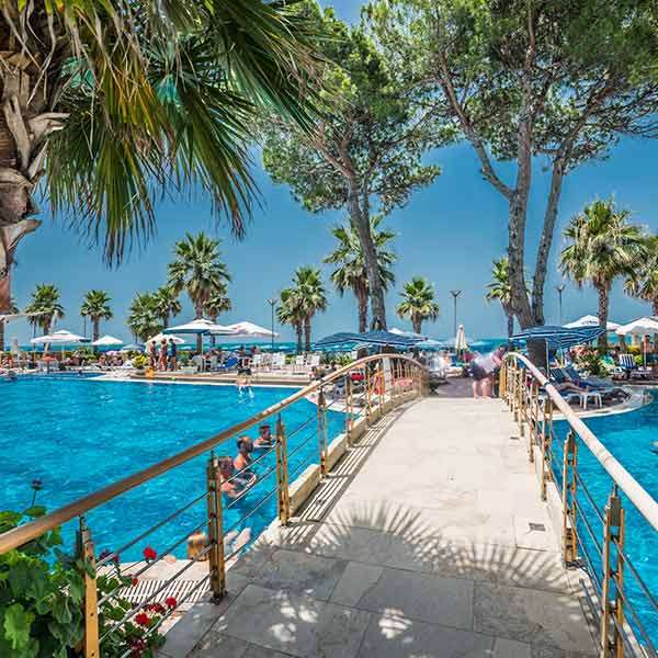 Bazén v hotelu Fa Fa v Albánii skládačky online