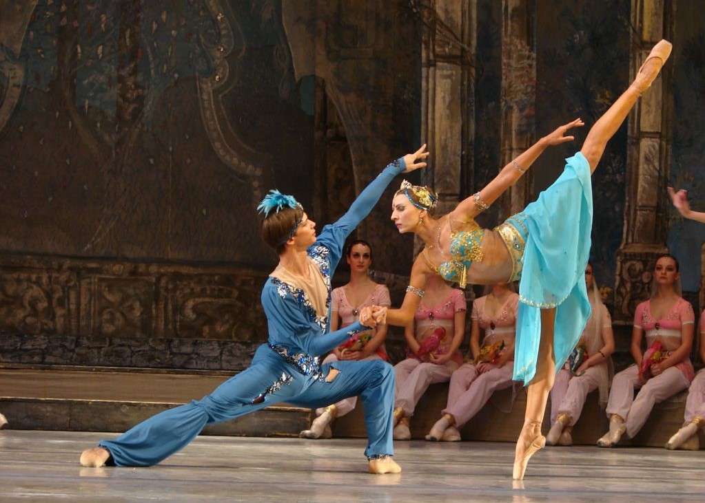 Dancers in a theatrical performance online puzzle