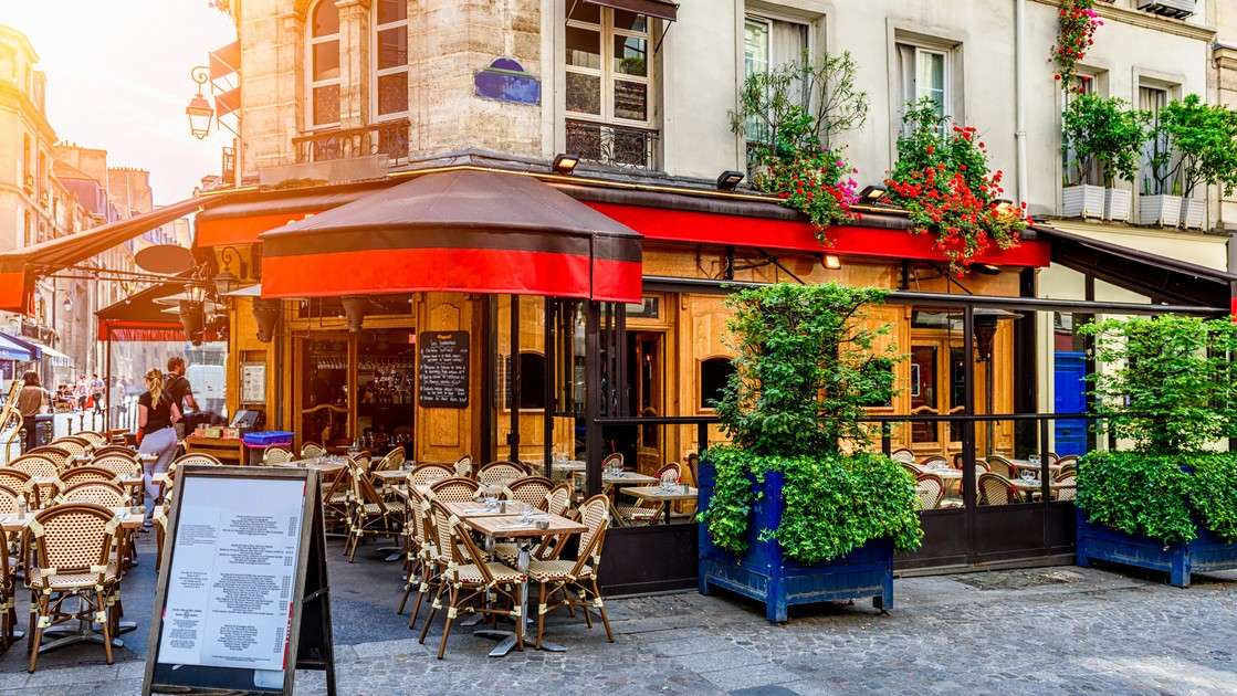 Une rue avec un restaurant en France puzzle en ligne