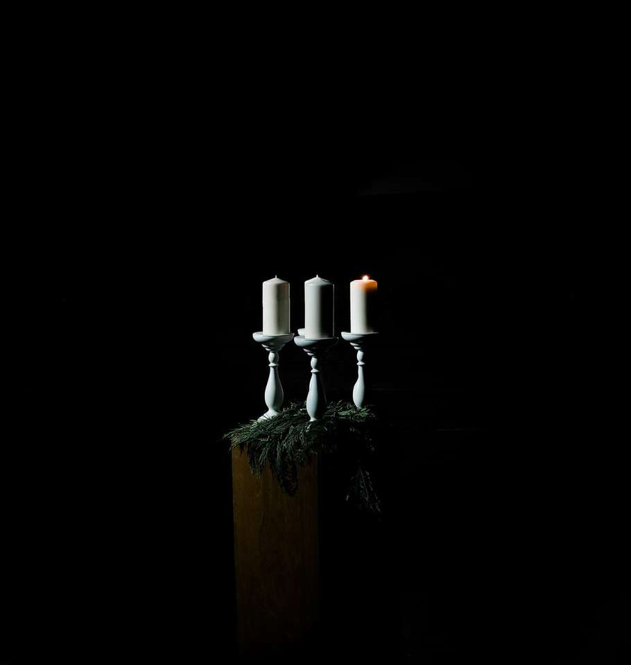 снимка при слаба осветеност на бели колонни свещи онлайн пъзел