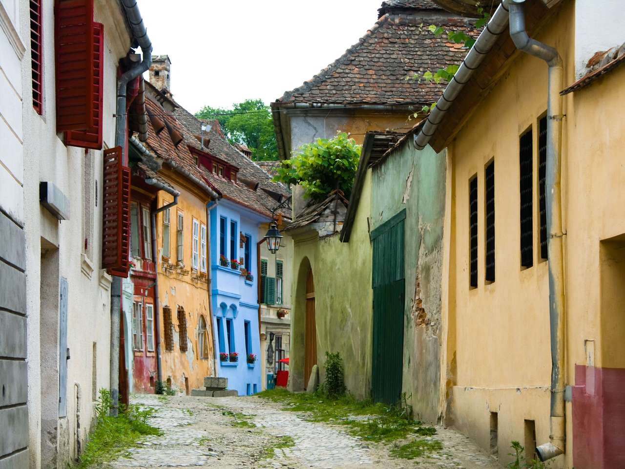 Старая средневековая улица в Трансильвании пазл онлайн