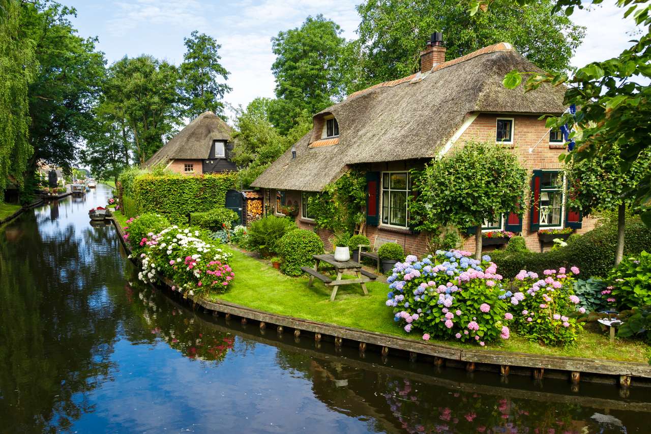 Giethoorn village with canals online puzzle