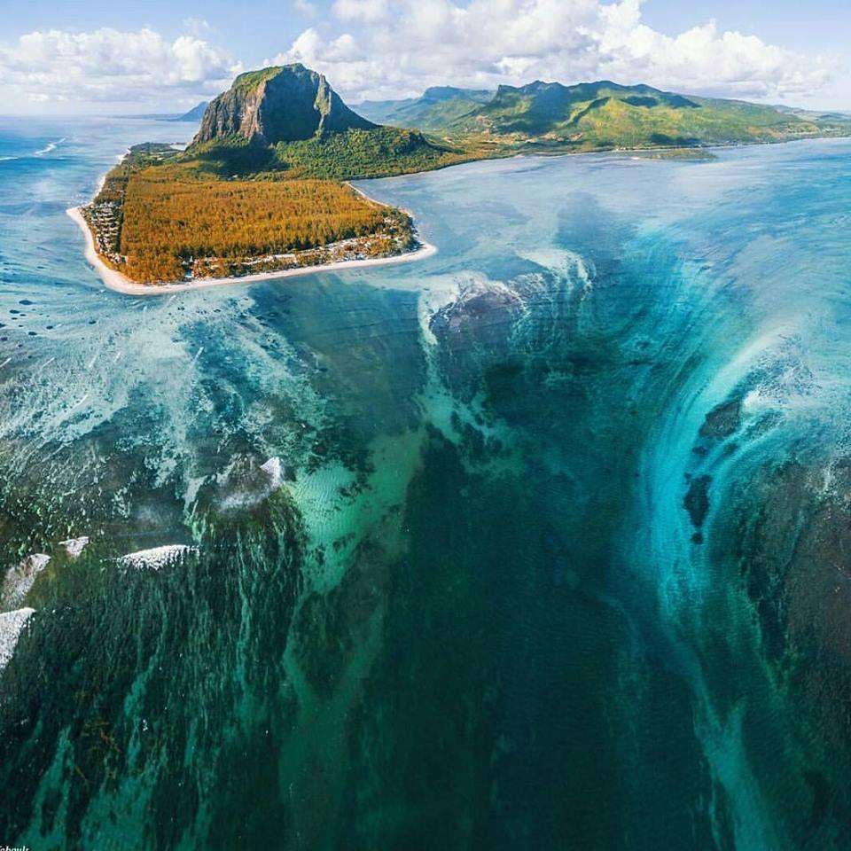 Подводный водопад Маврикий в Индийском океане пазл онлайн