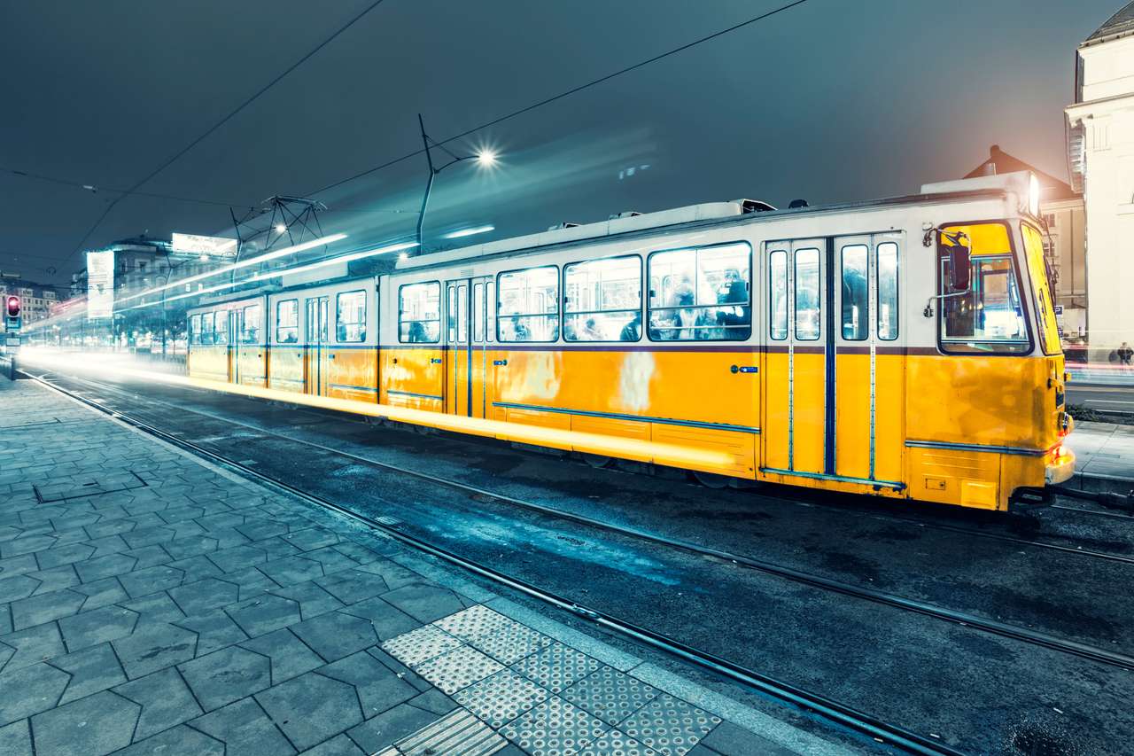 Alte Straßenbahn im Stadtzentrum von Budapest Online-Puzzle