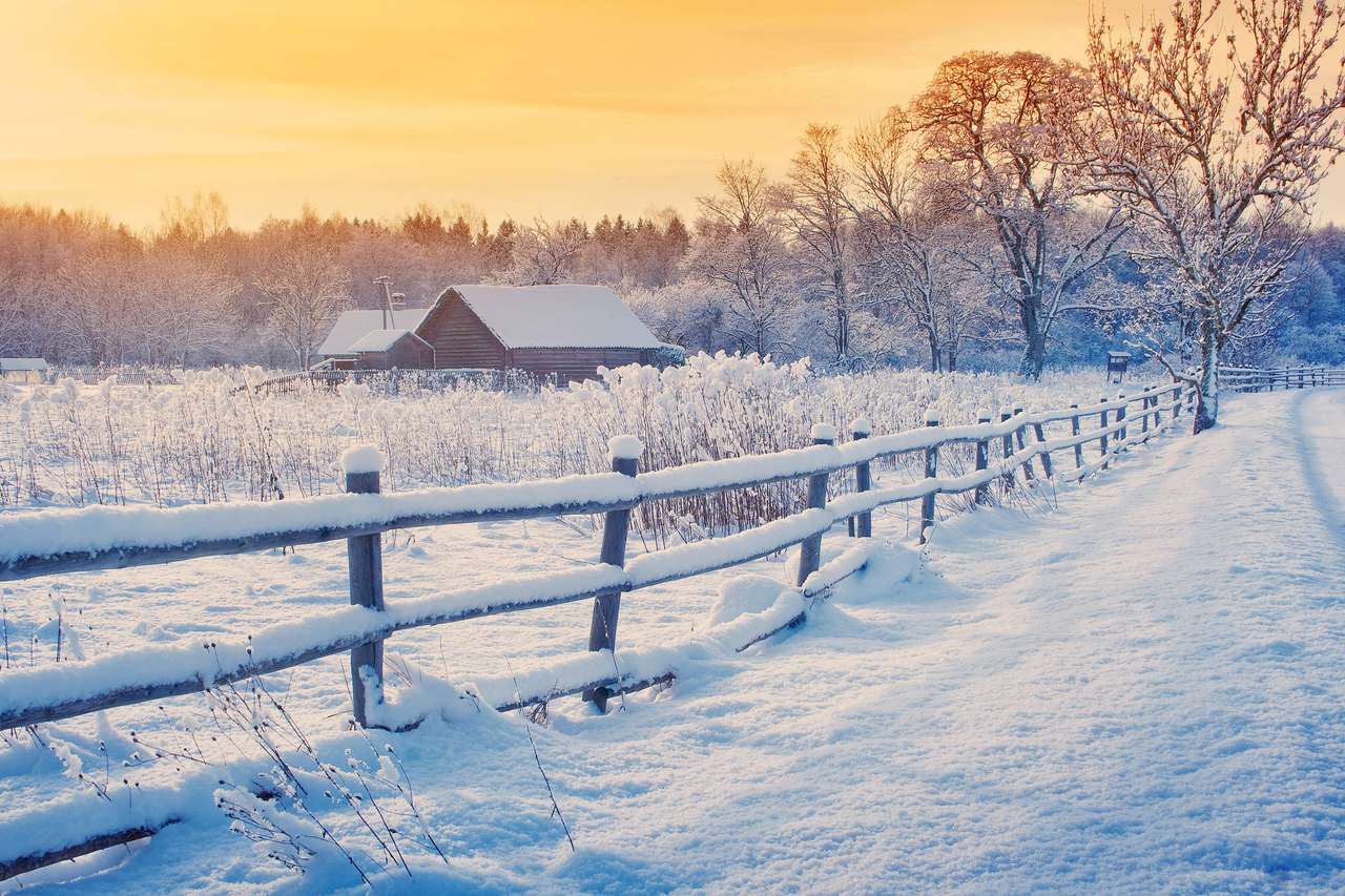 Falusi ház télen kerítéssel kirakós online