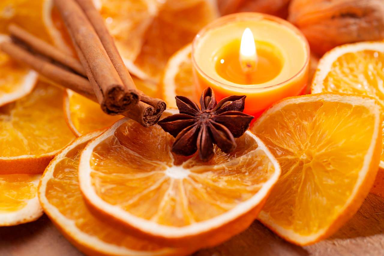 Sinaasappelschijfjes, kruiden en kaars als kerstversiering legpuzzel online
