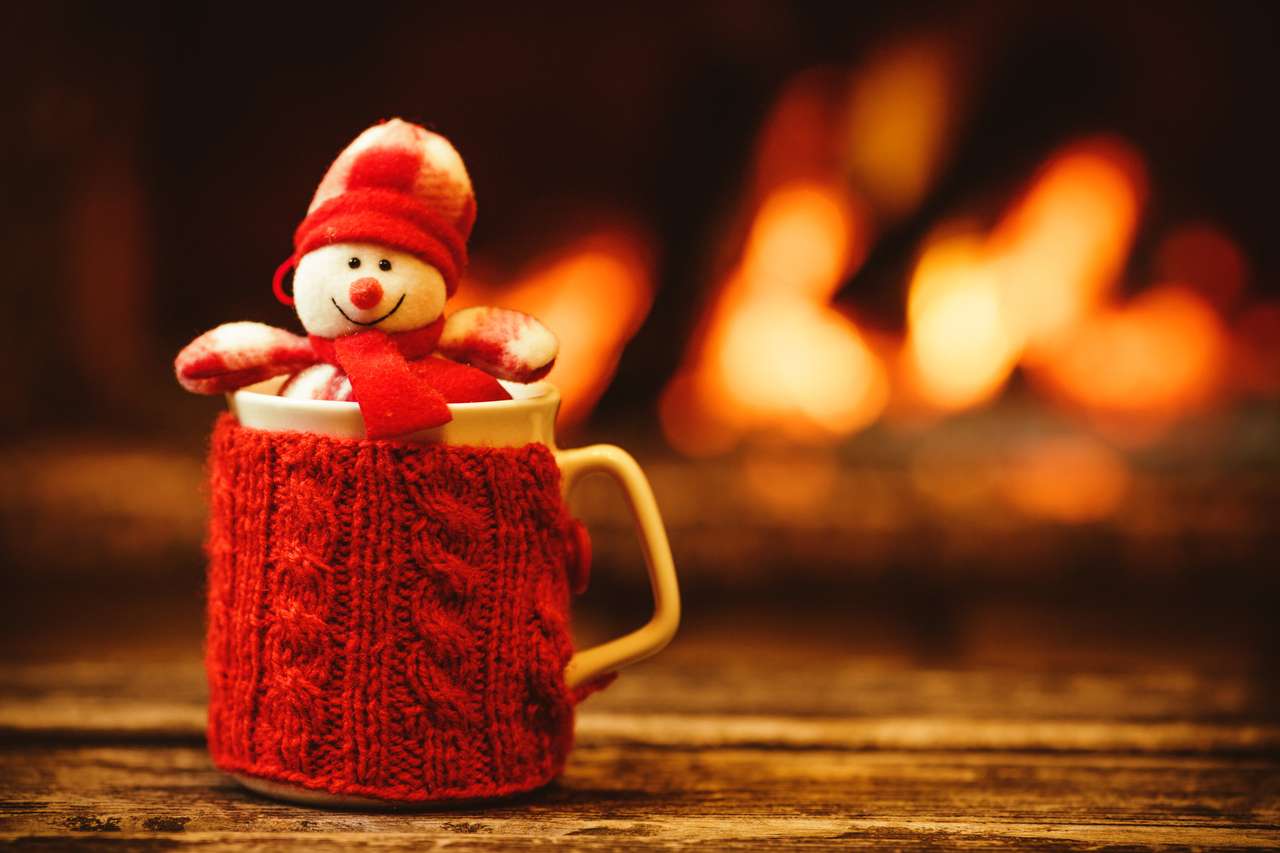 暖かい暖炉の前で温かい飲み物のカップ ジグソーパズルオンライン
